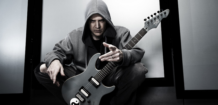 Devin Townsend explica por que fez cocô no case de guitarra de Steve Vai