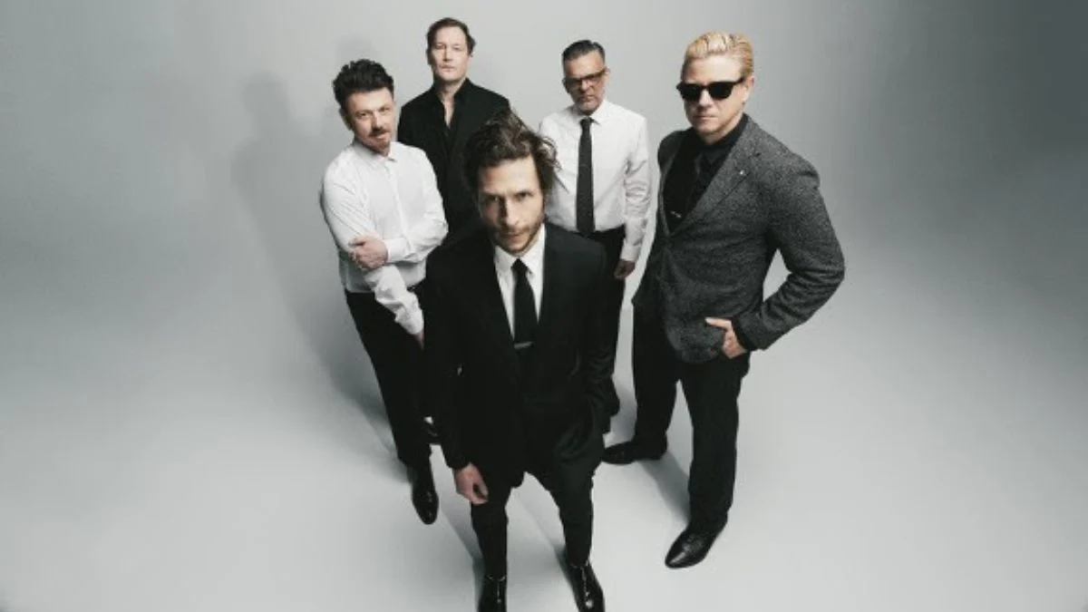 Interpol canaliza tensão entre passado e futuro em novo single “Iron City”