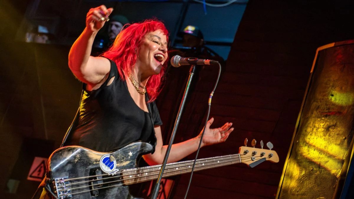 Morre Jennifer Finch, baixista do L7, aos 59 anos, após luta contra câncer
