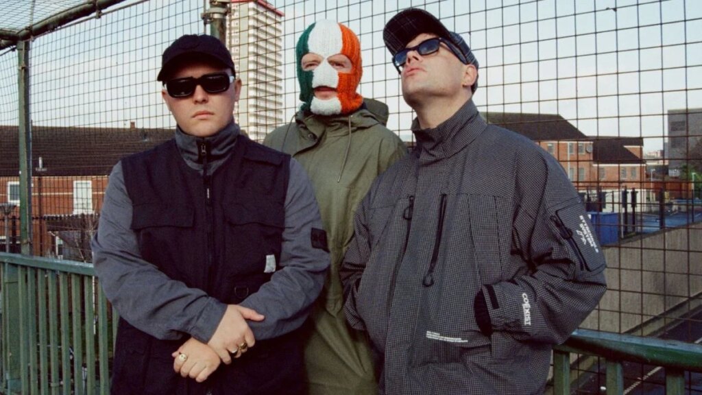 KNEECAP: Banda elogiada por Tom Morello anuncia show único no Brasil