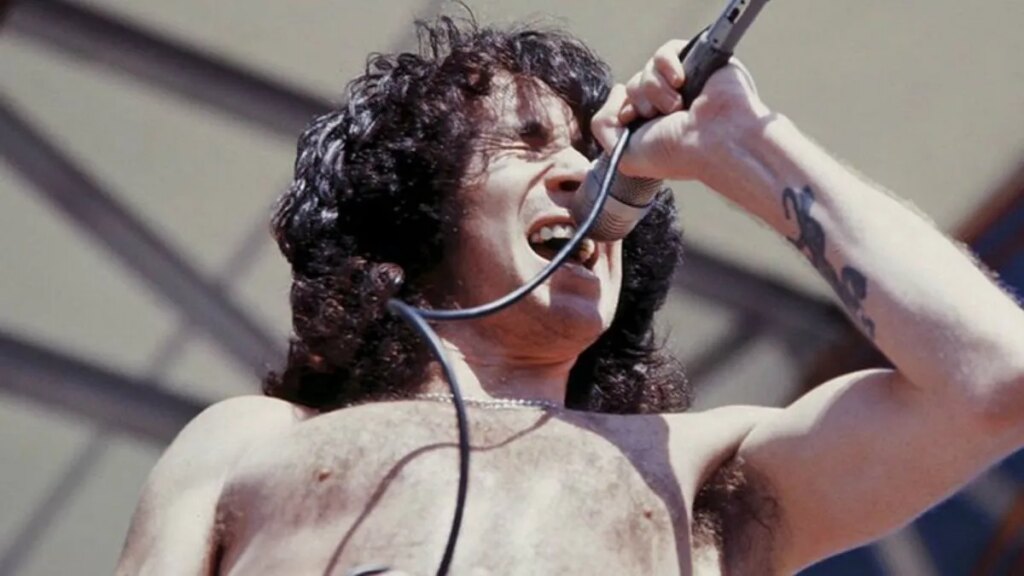 Relembre os mistérios e dúvidas por trás da morte trágica de Bon Scott