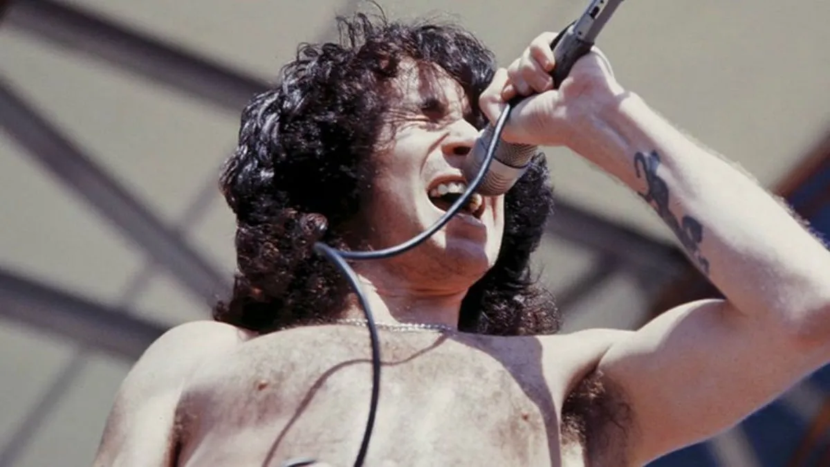 Relembre os mistérios e dúvidas por trás da morte trágica de Bon Scott