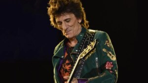 Vendas abertas para show de Ronnie Wood no Brasil; saiba como comprar ingressos
