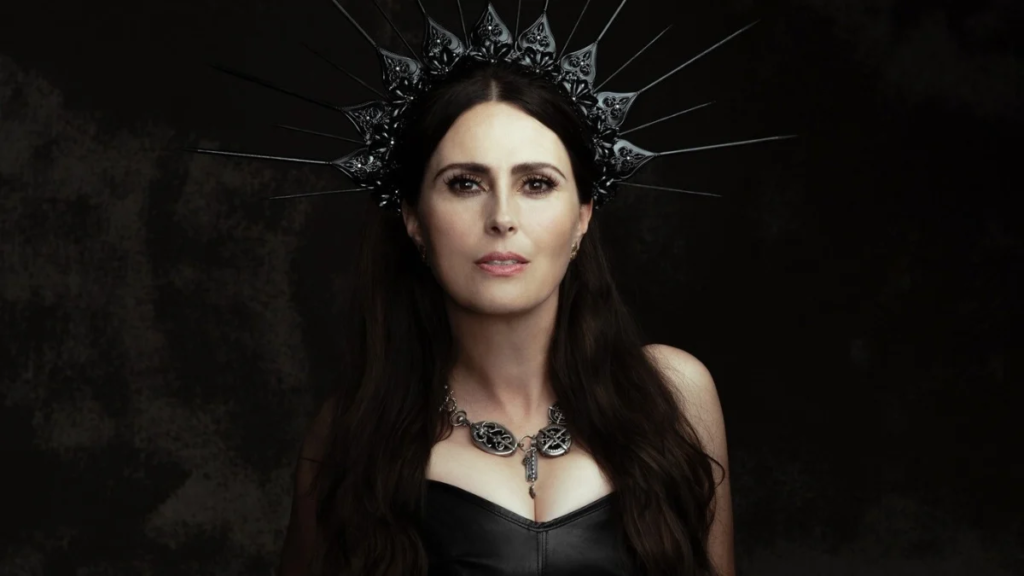 Sharon den Adel celebra nova geração de mulheres no metal: “Muito orgulhosa”