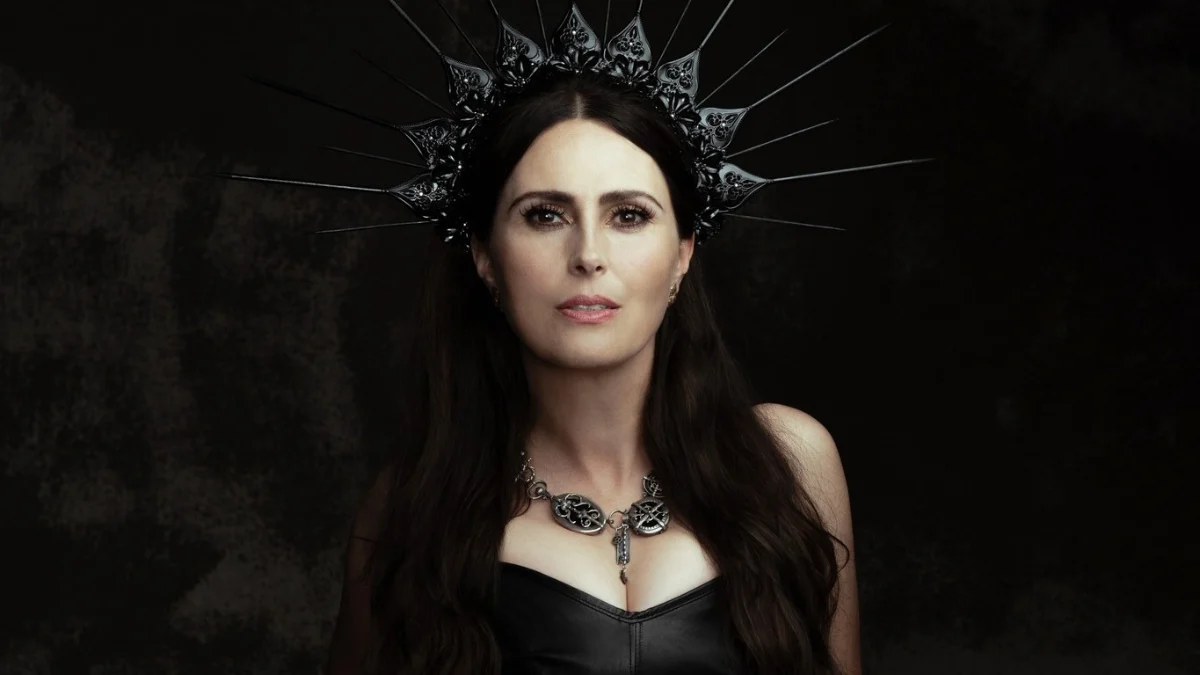 Sharon den Adel celebra nova geração de mulheres no metal: “Muito orgulhosa”