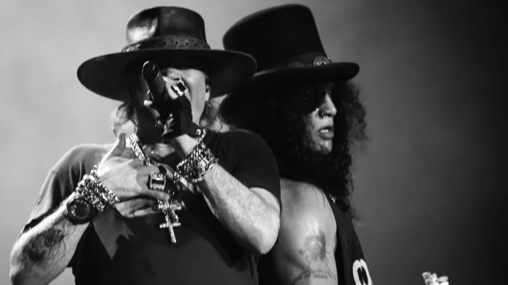 Slash revela que briga com Axl Rose aconteceu por causa de “pessoas externas”