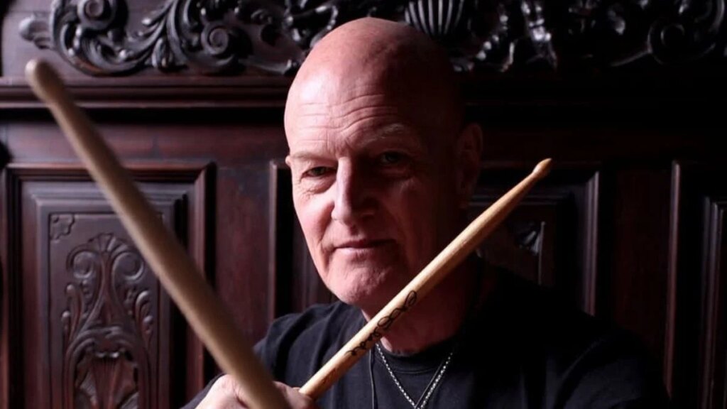 Chris Slade, ex-AC/DC, anuncia aposentadoria da bateria aos 79 anos