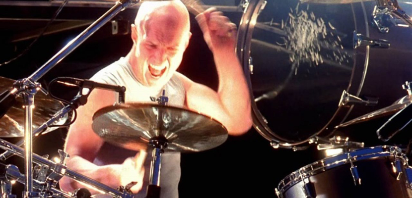 Chris Slade, ex-baterista do AC/DC, anuncia aposentadoria aos 79 anos: “Tive uma bela trajetória”