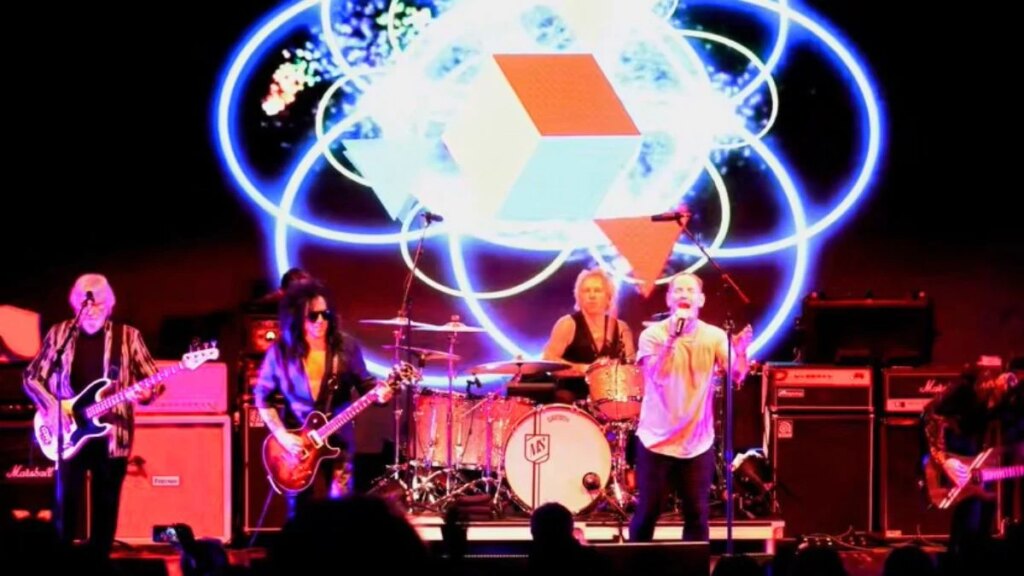 Corey Taylor, Geezer Butler e Matt Sorum tocam “War Pigs” em show especial