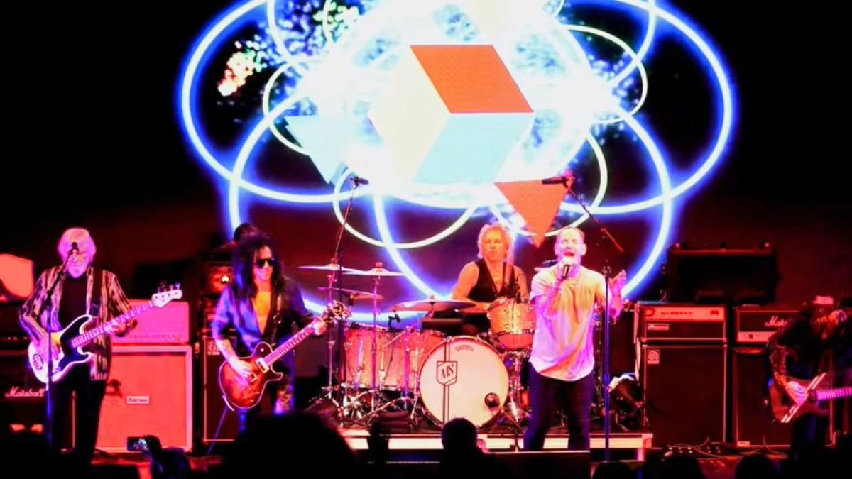 Corey Taylor, Geezer Butler e Matt Sorum tocam “War Pigs” em show especial