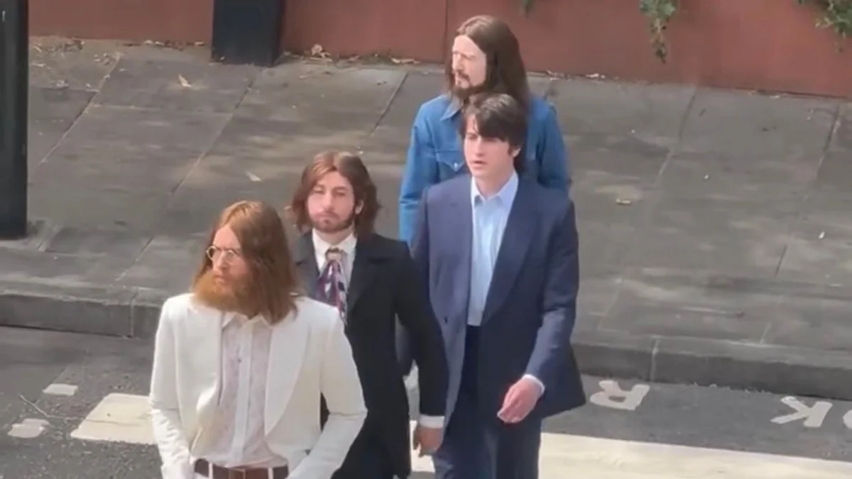 Elenco de filmes dos Beatles recria capa de ‘Abbey Road’ durante gravações