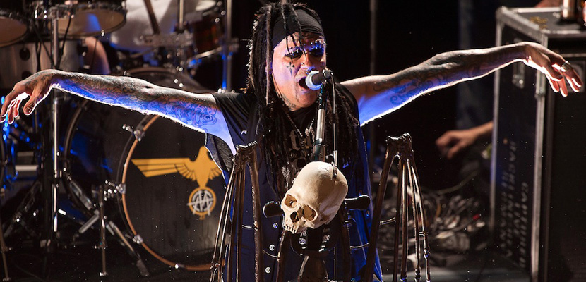 Ministry alerta sobre domínio da IA no novo single Singularity, do álbum Hate To Go (Take Out Or Delivery)