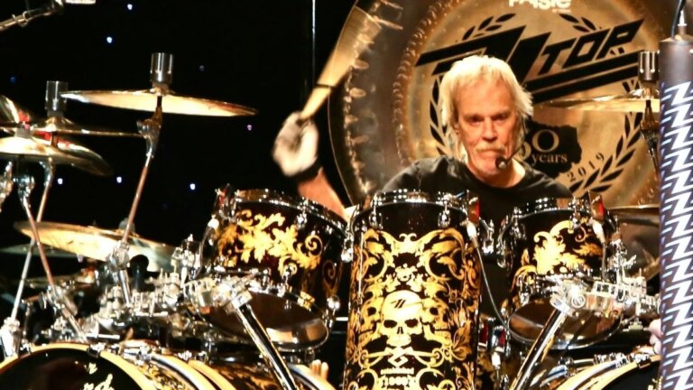 Morre Frank Beard, baterista do ZZ Top, aos 77 anos