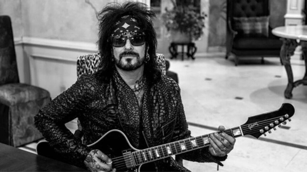 Nikki Sixx afirma que Mötley Crüe “toca 100% ao vivo” e não nega uso de faixas de apoio