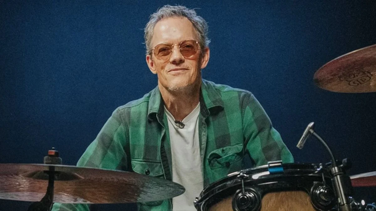 Primeiro baterista do Pearl Jam reaparece após saída de Matt Cameron