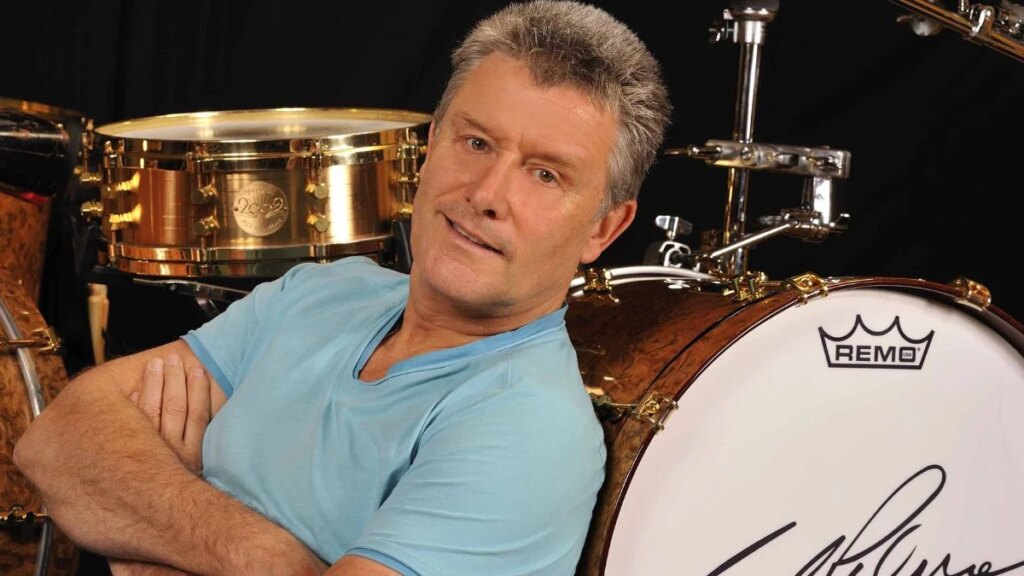 Carl Palmer admite medo de morrer em turnê: “Ser encontrado em hotel barato”