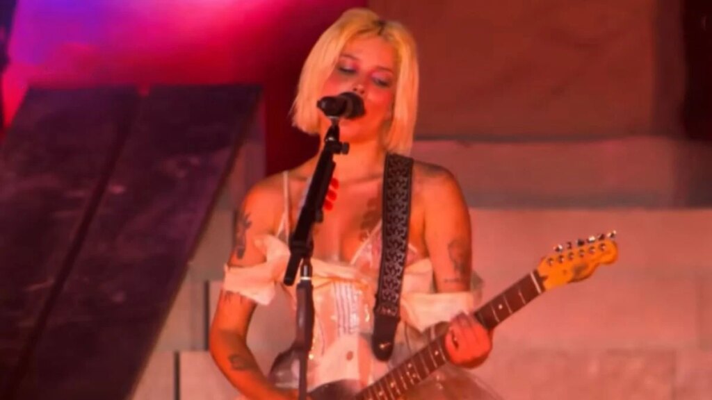 Halsey desafia público com show pesado e mosh pit em dia pop no Rock in Rio 2026