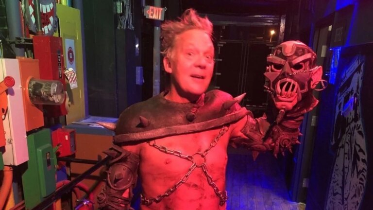 Morre Chuck Varga, cofundador e vocalista do GWAR, aos 68 anos