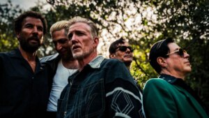 Queens of the Stone Age lança “Run Away From the Mob”, single com Dave Grohl